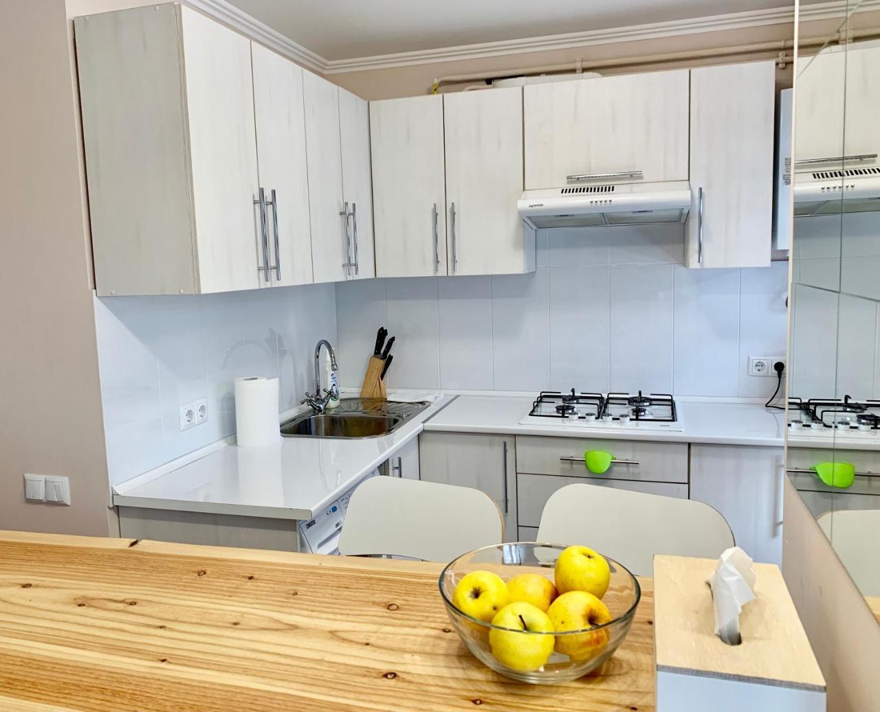 Apartment Privokzalnaya Square Ivano Frankivsk Bagian luar foto